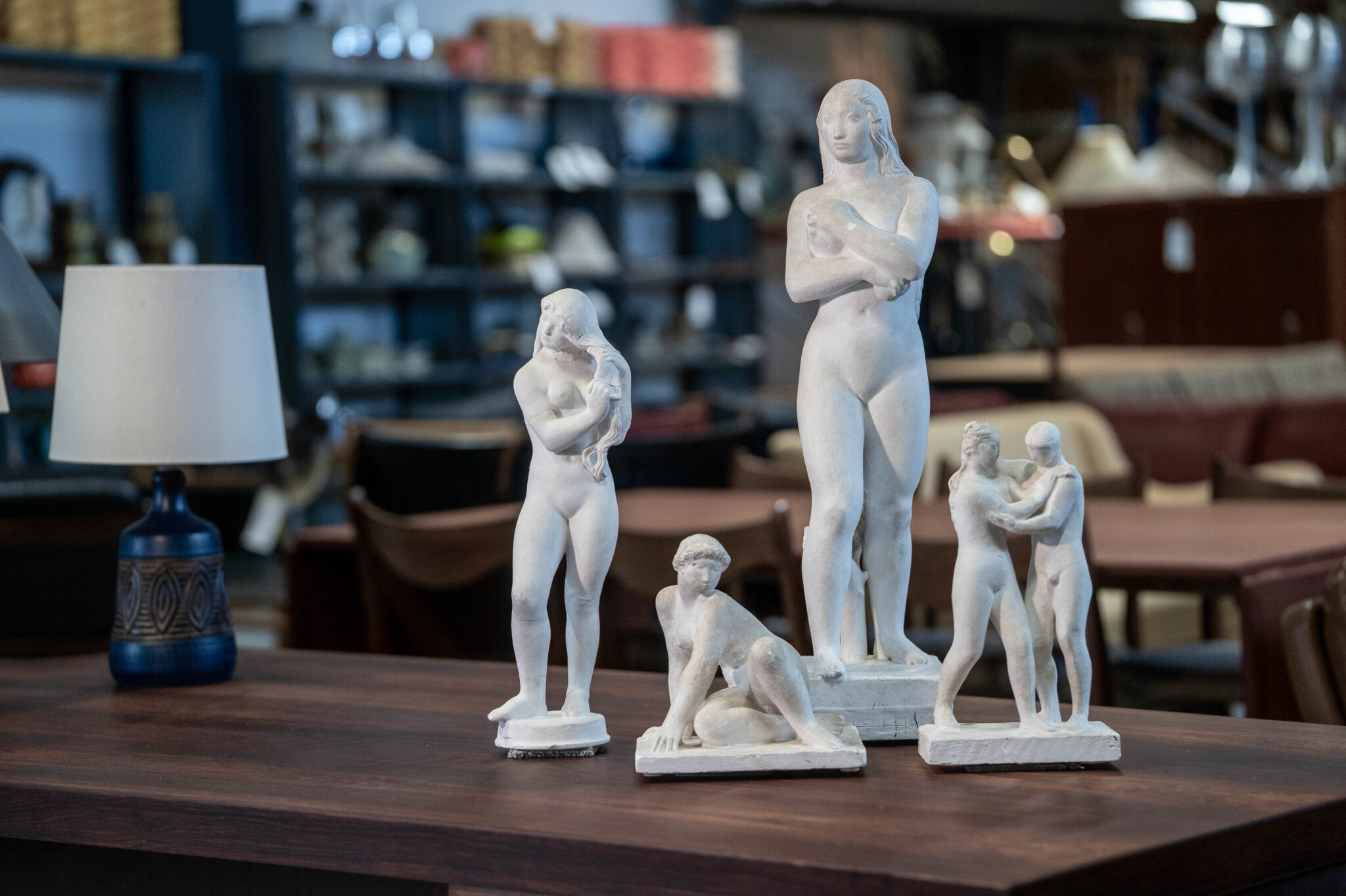 Showroom hos Bidstrup Auktioner i Køge — udvalg af gips-skulpturer på bord
