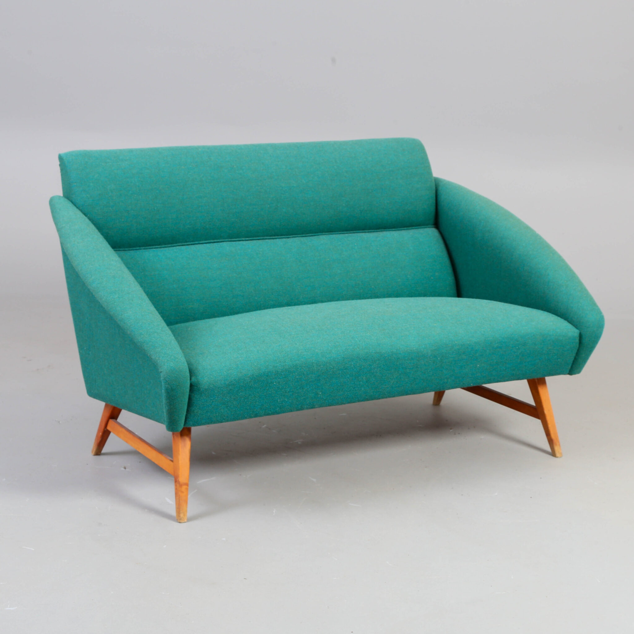 Tyrkis mid-century sofa på træben hos Bidstrup Auktioner